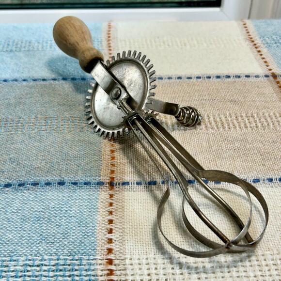 Vintage Hand Crank Egg Beater – Made in USA, Metal & Wood Handle Mixer - Picture 1 of 12